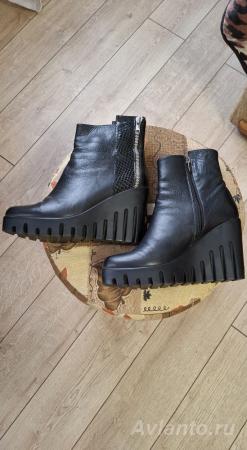 Продам женские ботинки